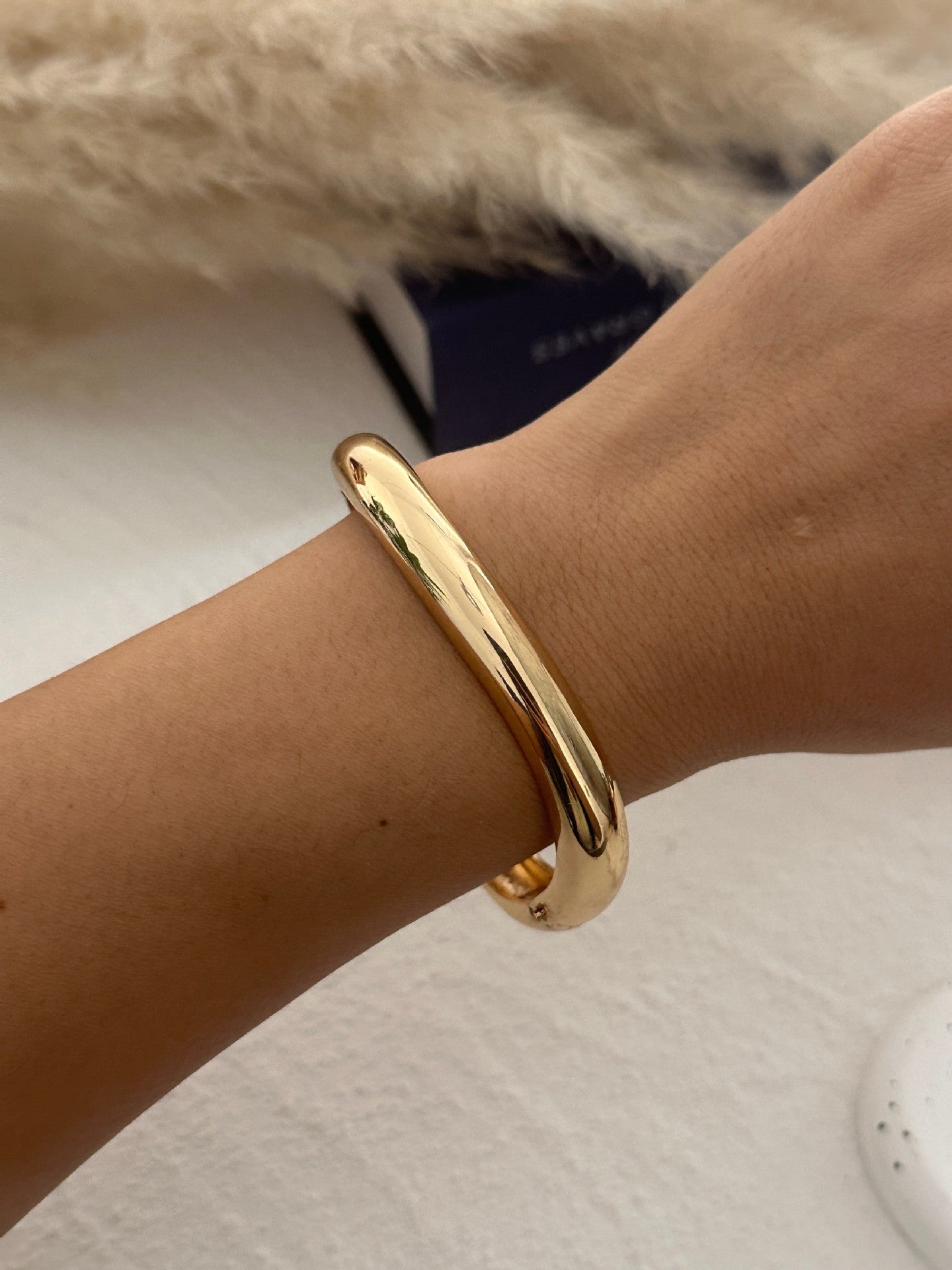 Bracciale rigido in resina testurizzata effetto marmo bohémien vintage con placcatura in oro e intarsi floreali in perle