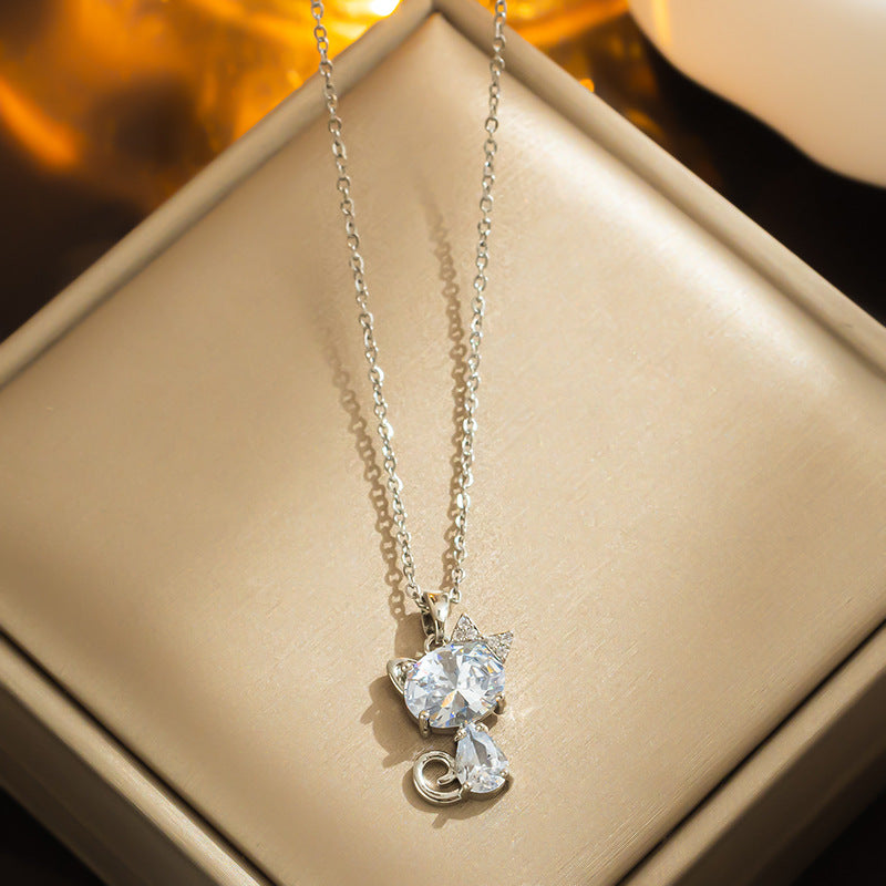 Graziosa collana con ciondolo a forma di gatto per donna in acciaio al titanio con strass micro-pavé, catena ad anelli, design minimalista e di tendenza
