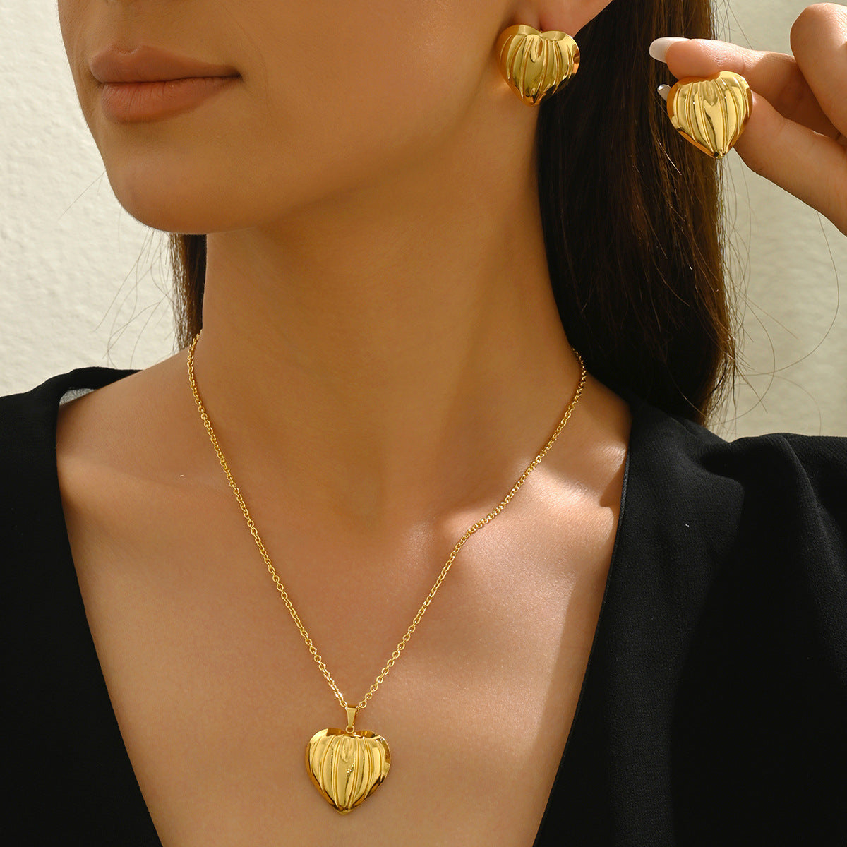 Collar con colgante minimalista de aleación en forma de corazón con acabado chapado para mujer