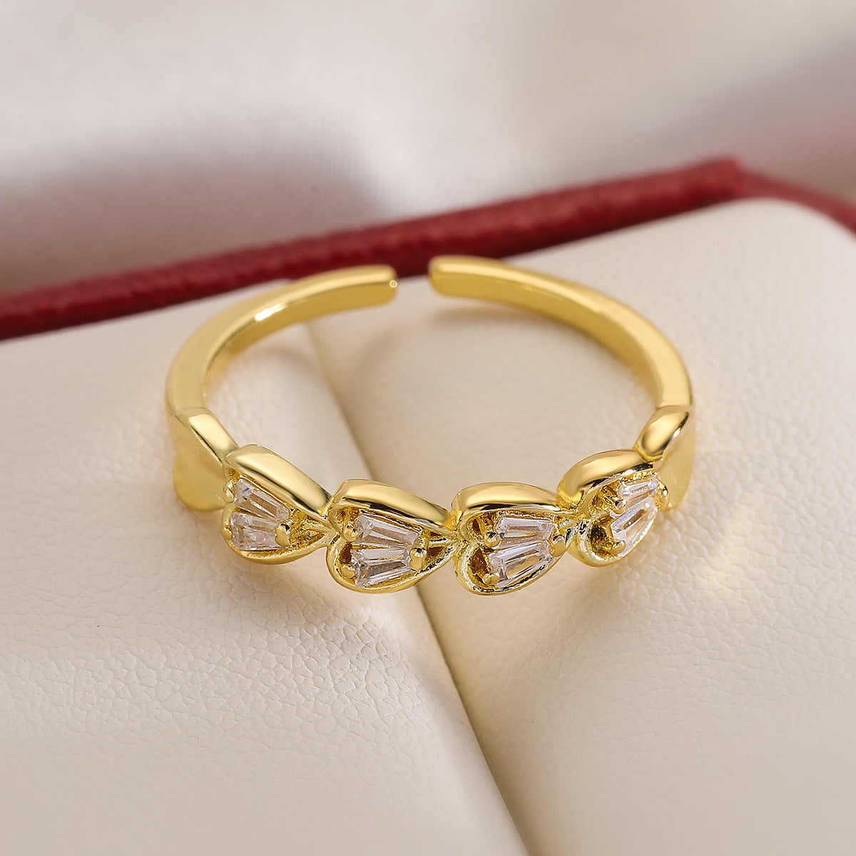 Anello da donna minimalista geometrico a forma di cuore in rame placcato oro 18 carati con zirconi micro-incastonati