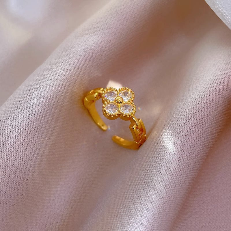 Anello da donna minimalista con fiore a quadrifoglio con intarsio di zirconi e fascia in rame galvanizzato
