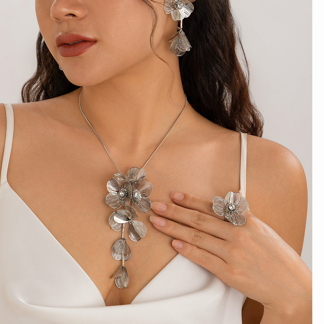 Collar con colgante minimalista de hoja de ginkgo con incrustaciones de pedrería en cobre sobre cadena de serpiente para mujer