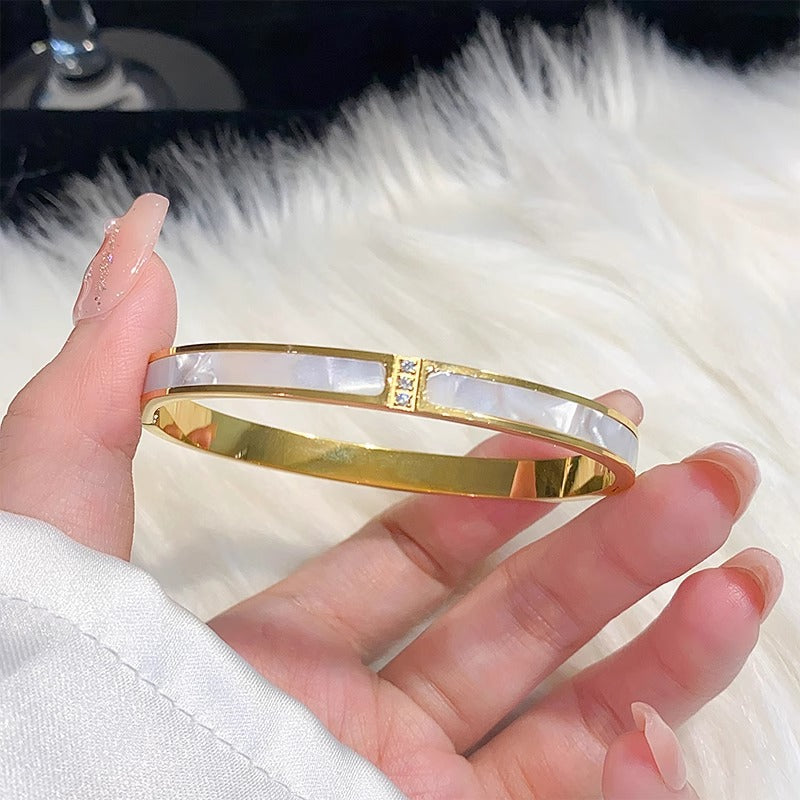 Bracciale Minimalista in Acciaio al Titanio da Donna con Placcatura in Oro e Intarsio di Zirconi, Bracciale Lusso con Design Geometrico Ovale