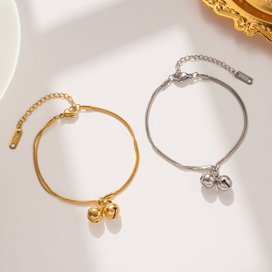 Pulsera de Cadena de Serpiente Doble Minimalista y Linda para Mujer en Acero de Titanio con Baño de Oro y Dijes Geométricos de Campana