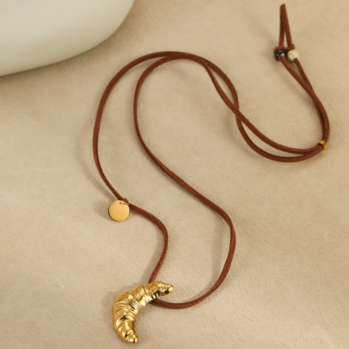 Elegante collar con colgante de cruasán geométrico para oficinista de acero inoxidable con baño de oro de 18 quilates en cordón de ante