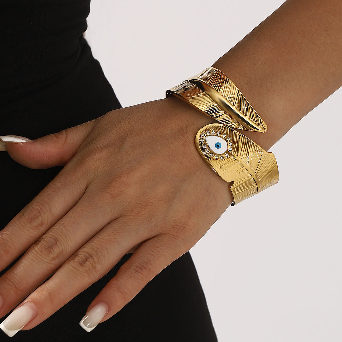 Bracciale largo in acciaio inossidabile con motivo a foglia e chiusura a molla per donna