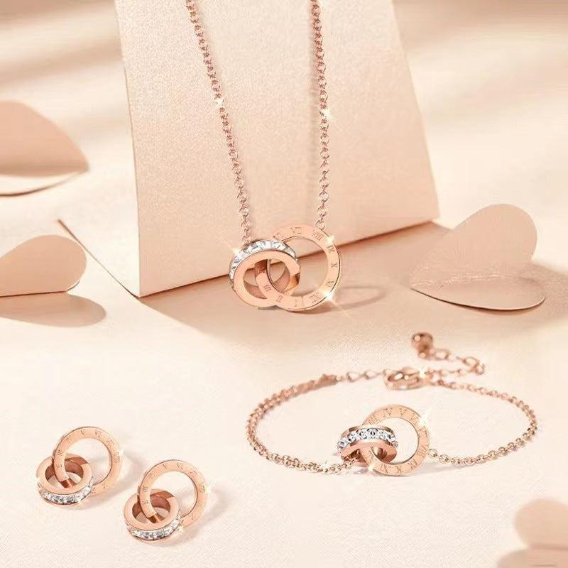 Set di collana, bracciale e orecchini da donna con numeri romani e doppia fede in acciaio inossidabile con zirconia cubica alla moda
