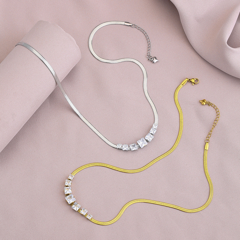 Collar con colgante de acero de titanio dorado de estilo francés geométrico minimalista con motivo de luna, cadena de serpiente chapada en oro de 18 quilates para mujer