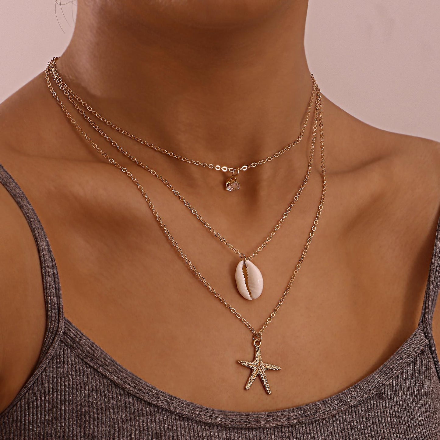 Collana girocollo con ciondolo a stella marina e conchiglia minimalista da donna con base in lega e intarsio in strass, catena multistrato regolabile