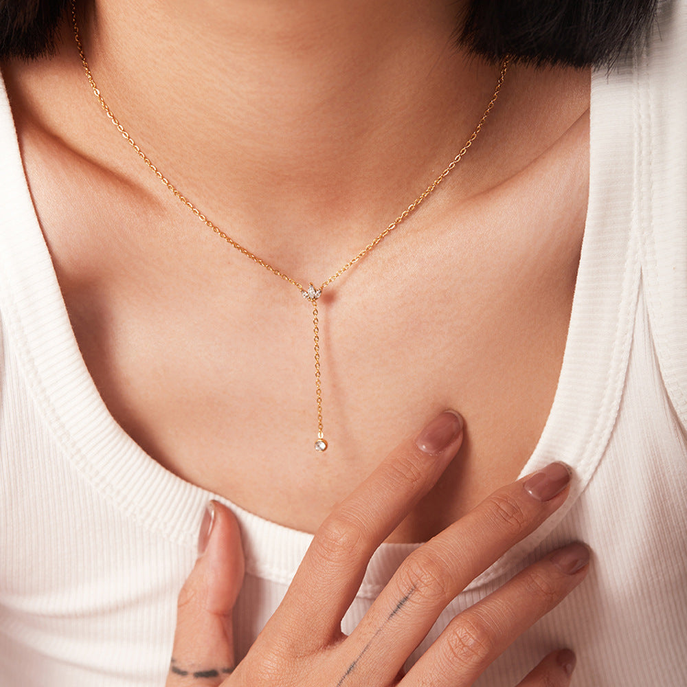 Collana con Pendente da Donna in Zircone Bianco a Corona Geometrica in Acciaio al Titanio Placcato Oro 18K Elegante Stile Francese