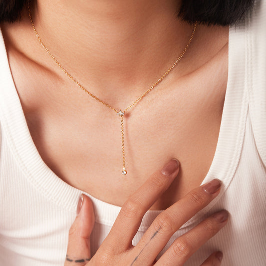 Collana con Pendente da Donna in Zircone Bianco a Corona Geometrica in Acciaio al Titanio Placcato Oro 18K Elegante Stile Francese