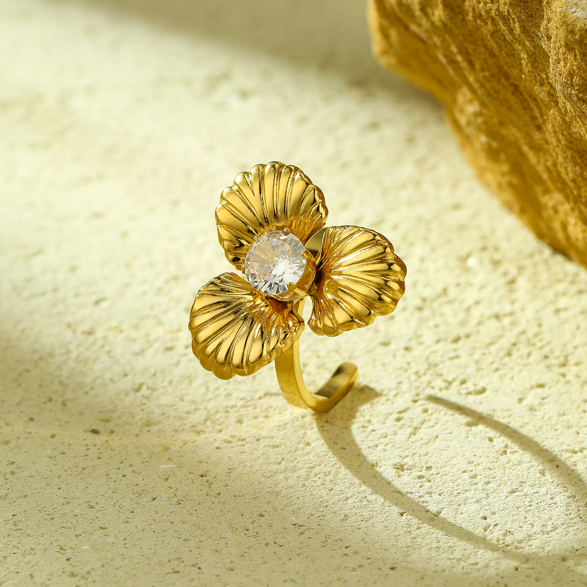 Elegante Anello Aperto da Donna in Acciaio al Titanio con Design Floreale 3D, Intarsiato con Strass e Finitura di Lusso