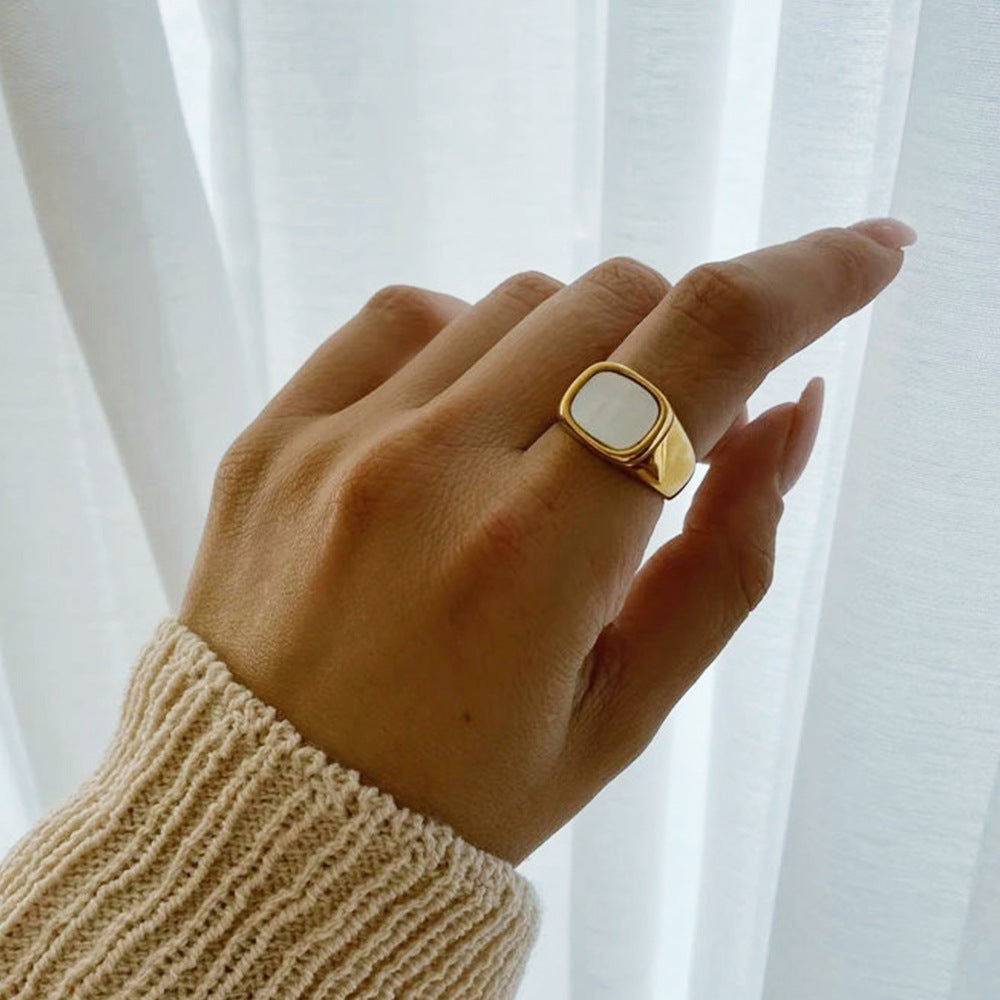 Anello da Matrimonio Rettangolare Minimalista Bianco in Acciaio Inossidabile con Placcatura Sottovuoto in Oro 18K da Donna