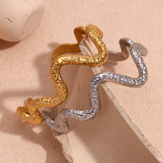 Pulsera de Acero Inoxidable con Eslabones Ondulados Tipo Serpiente, Chapado en Oro de 18K y Textura Martillada