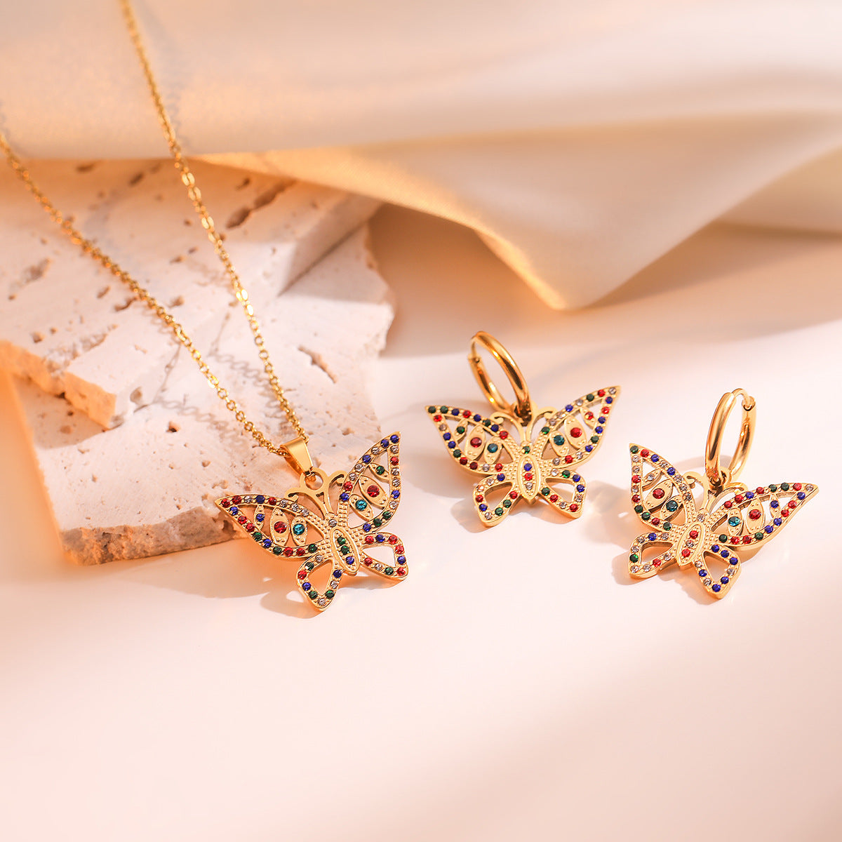 Collar Colgante Mariposa Minimalista para Mujer Hecho de Acero de Titanio con Chapado en Oro de 18K e Incrustaciones de Zirconia