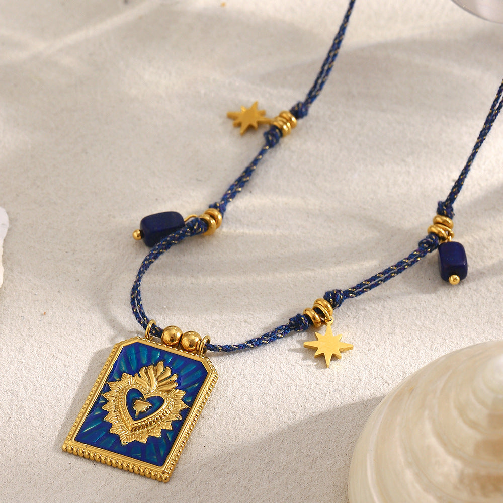 Collana con Ciondolo a Cuore in Acciaio Inossidabile Stile Retrò Luxe con Placcatura in Oro 18K e Catena a Corda Intrecciata