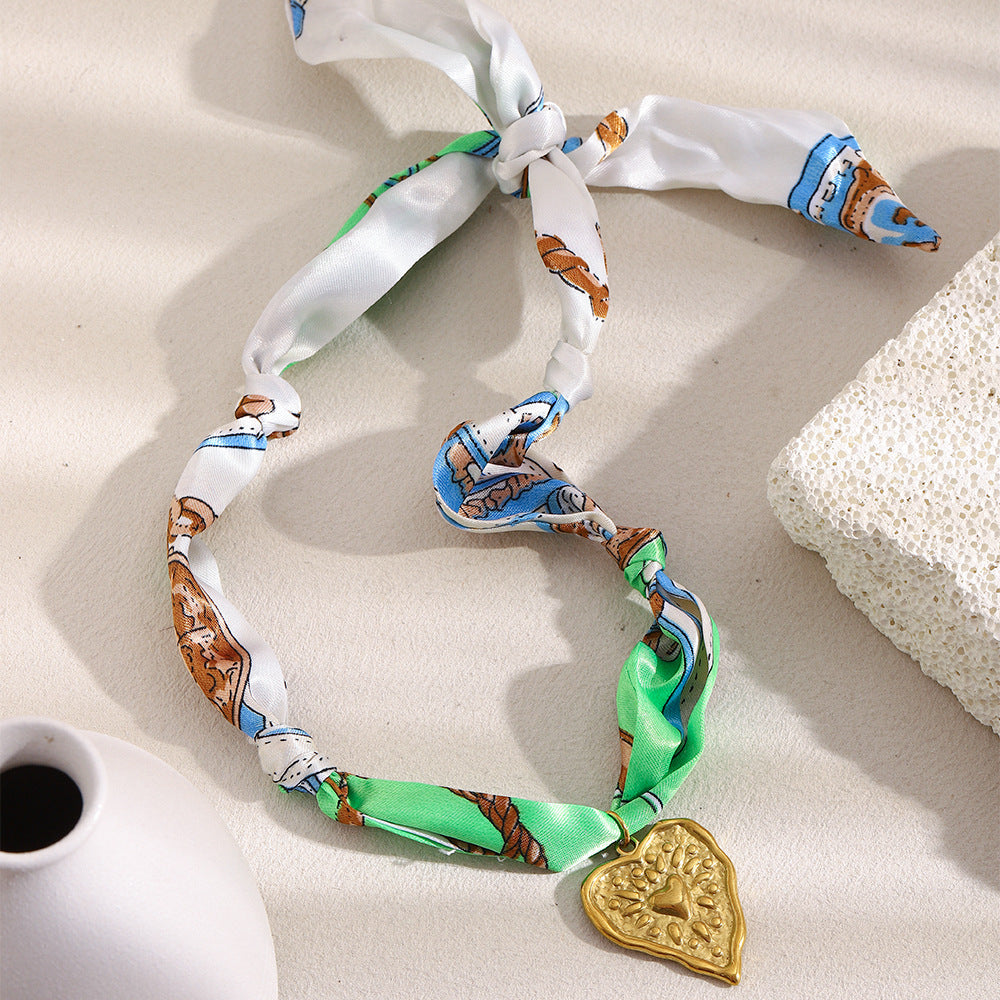 Collar de lujo minimalista con corazón de acero inoxidable bañado en oro de 18 quilates y pañuelo de seda verde para mujer