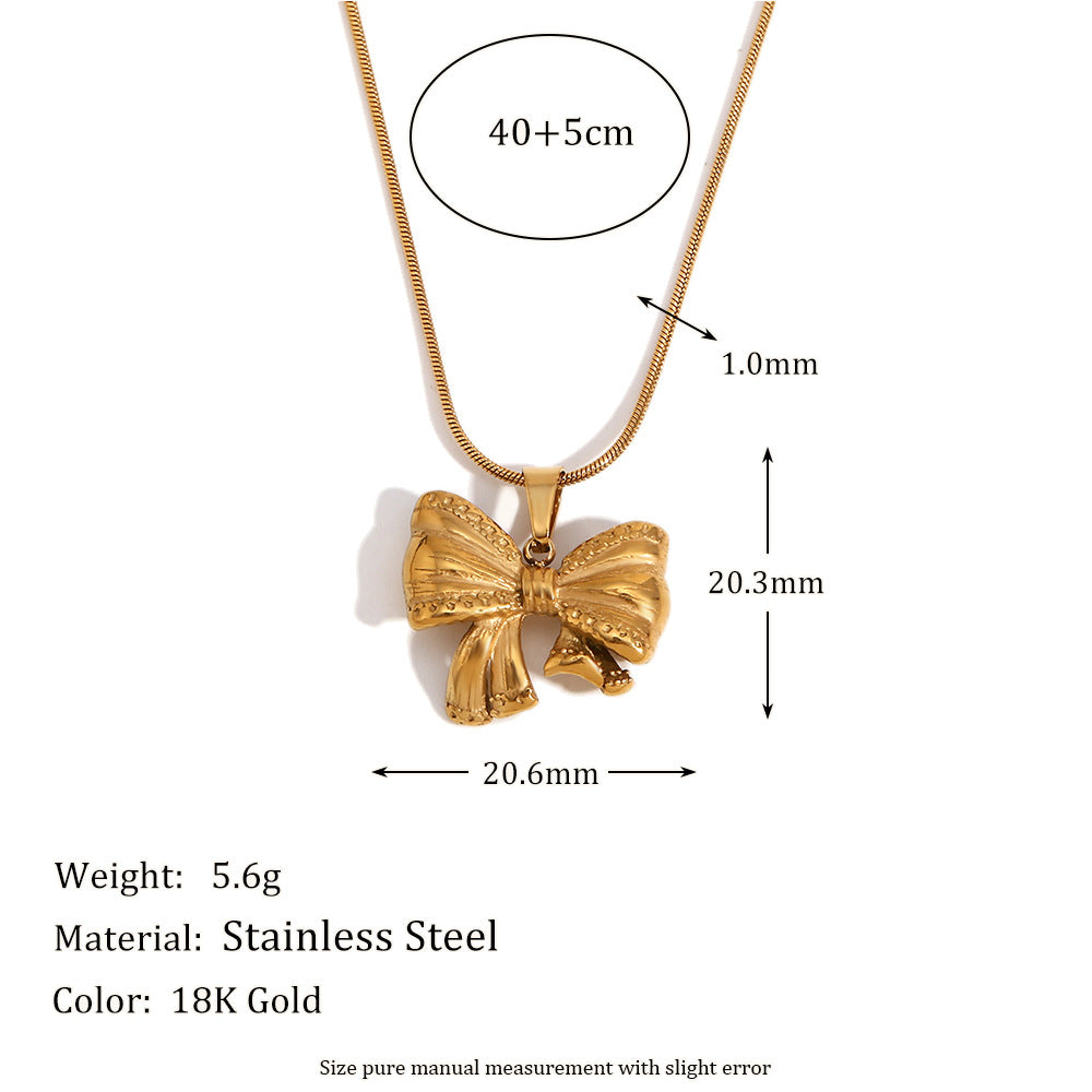 Elegante Collar con Colgante de Lazo para Mujer en Acero Inoxidable con Baño de Oro de 18K en Delicada Cadena de Serpiente