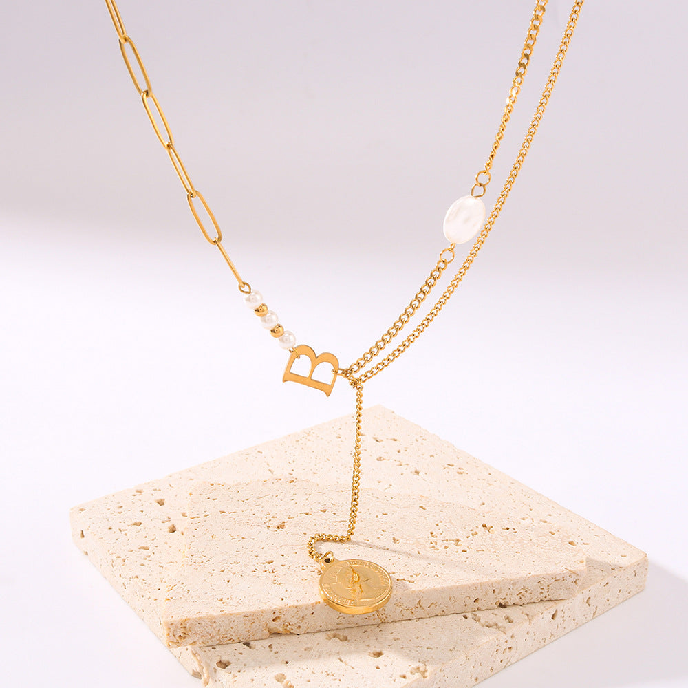 Collana con Pendente Ritratto Dea Barocca con Catena a O a Doppio Strato Asimmetrica, Acciaio Inossidabile e Acciaio al Titanio, Placcato Oro, Dettagli in Perle, Design con Lettere Geometriche