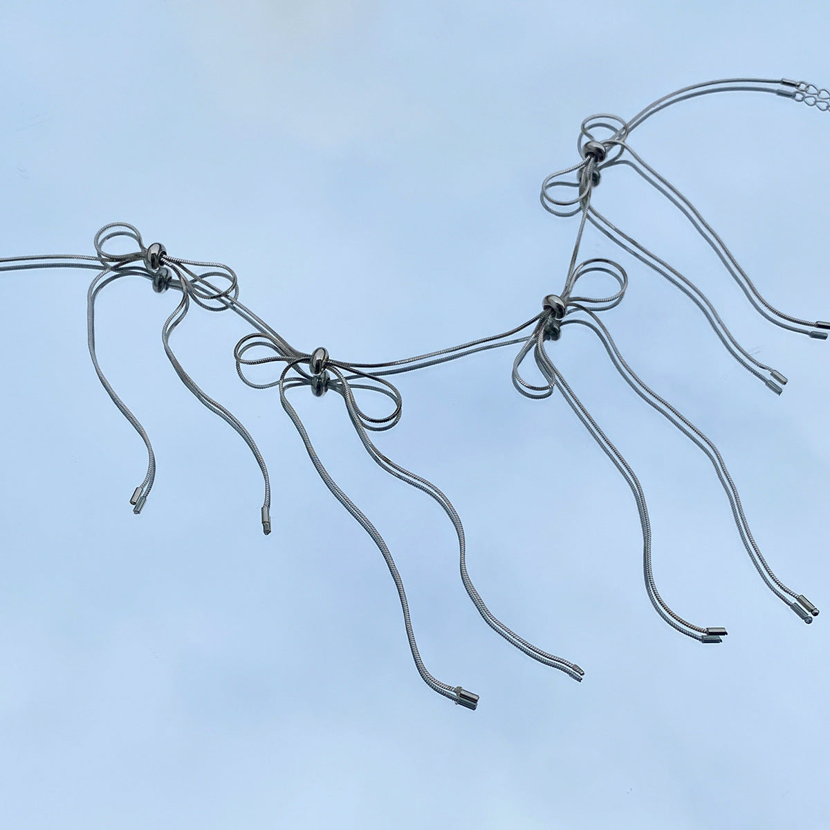 Gargantilla minimalista con forma de lazo para mujer con cadena de serpiente de cobre y diseño geométrico