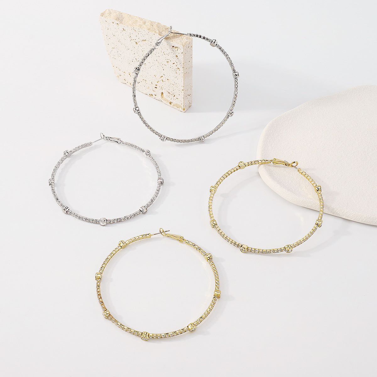 Pendientes de Aro Edgy Geométricos Circulares de Aleación con Incrustaciones de Pedrería y Baño de Oro para Mujer