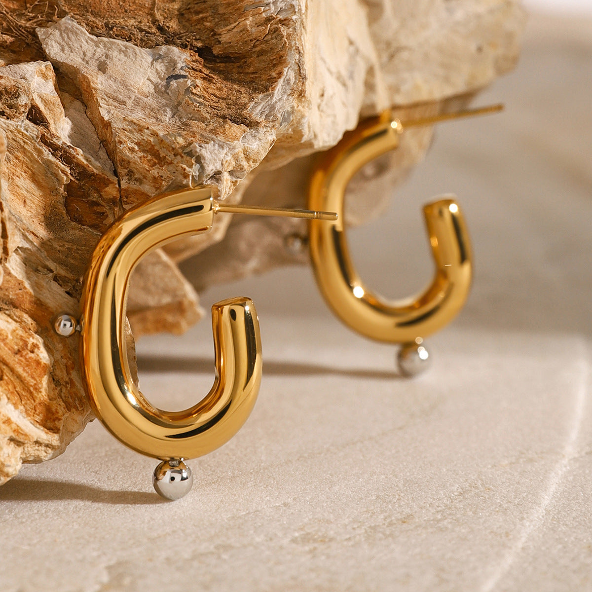 Pendientes Minimalistas de Acero Inoxidable en Forma de Letra con Acabado de Acero de Titanio Galvanizado para Mujer