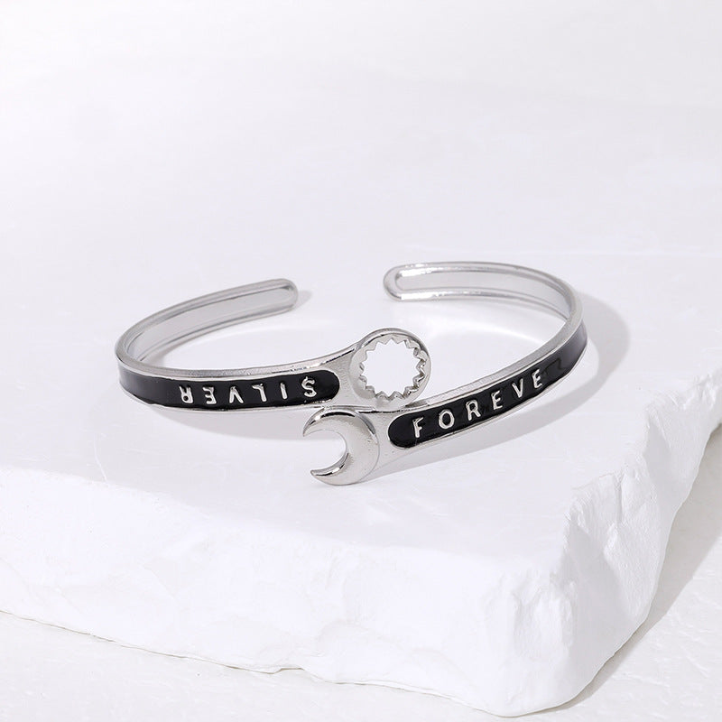 Bracciale a Forma di Chiave Inglese in Acciaio al Titanio con Finitura a Smalto e Placcatura in Oro 18K, Bracciale Aperto Regolabile per Donne