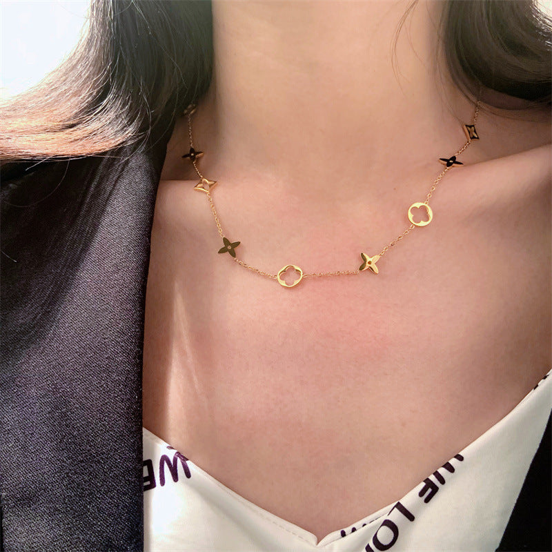 Collana minimalist in titanio a quadrifoglio da donna, con finitura galvanizzata e catena a O