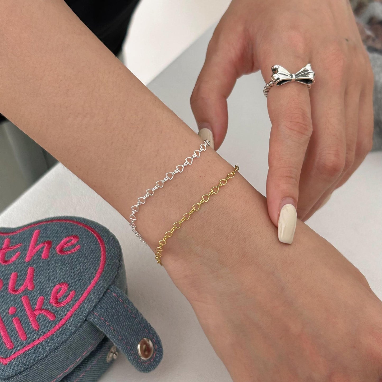Bracciale Minimalista a Cuore in Argento Sterling 925 con Finitura Placcata, Estetica Geometrica e Dolce
