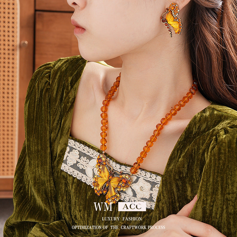 Collana con pendente a farfalla vintage con intarsio di strass in lega per donne, delicata catena per maglione con motivo di insetto artistico ed eleganza retrò