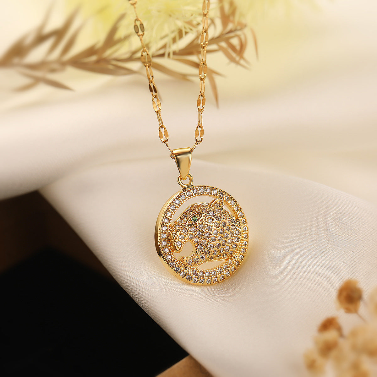 Minimalist Leopard-Shaped Pendant Necklace for Women with Copper Base and 18K Gold Plating, Zircon Inlay, Fashionable Clavicle Chain