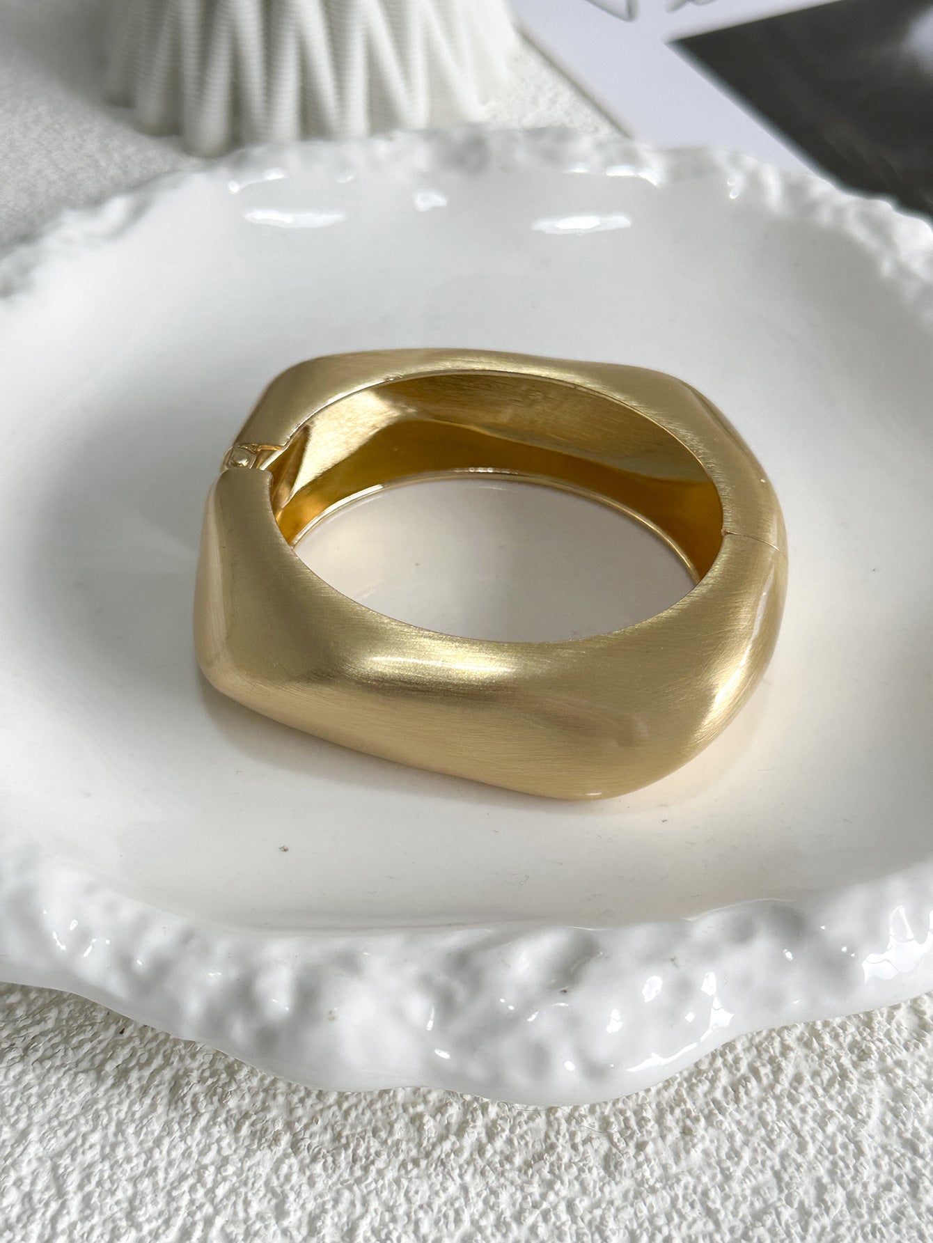 Bracciale rigido minimalista geometrico in lega spazzolata opaca