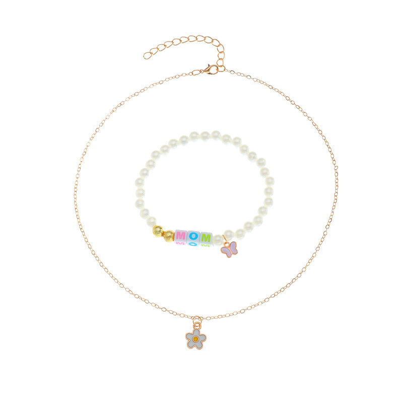 Bracciale minimalista in metallo a forma di lettera per bambine e ragazze con accenti di perle, design artigianale