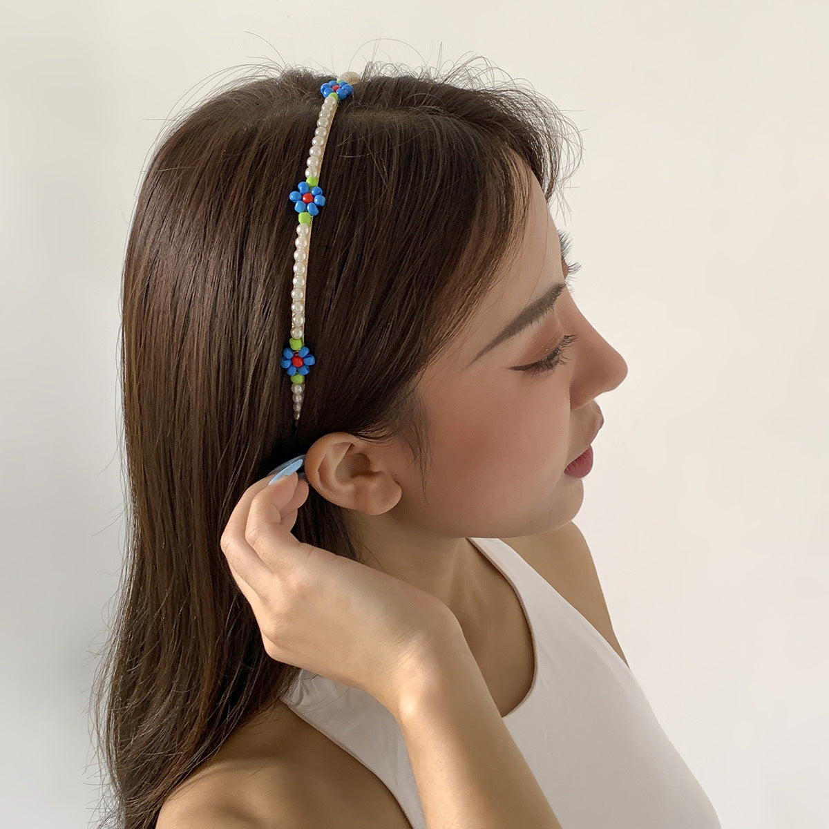 Diadema rústica de margaritas con perlas de imitación y diseño envolvente de cuentas para mujer