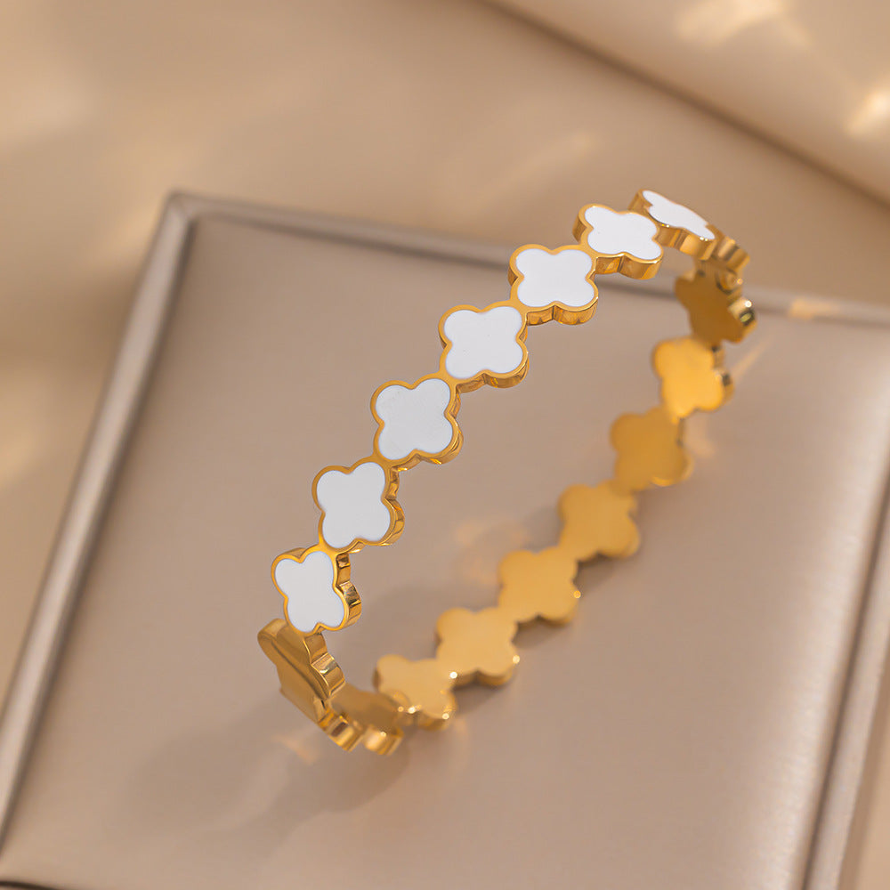 Pulsera de trébol de cuatro hojas minimalista para mujer en acero de titanio con chapado en oro, hipoalergénica y resistente a la decoloración