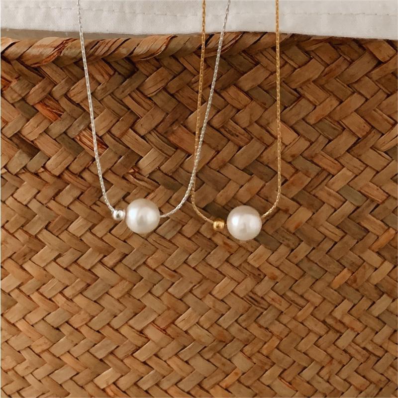 Collana Minimalista Geometrica Arcobaleno con Perle in Argento Sterling 925 e Catena a Serpente