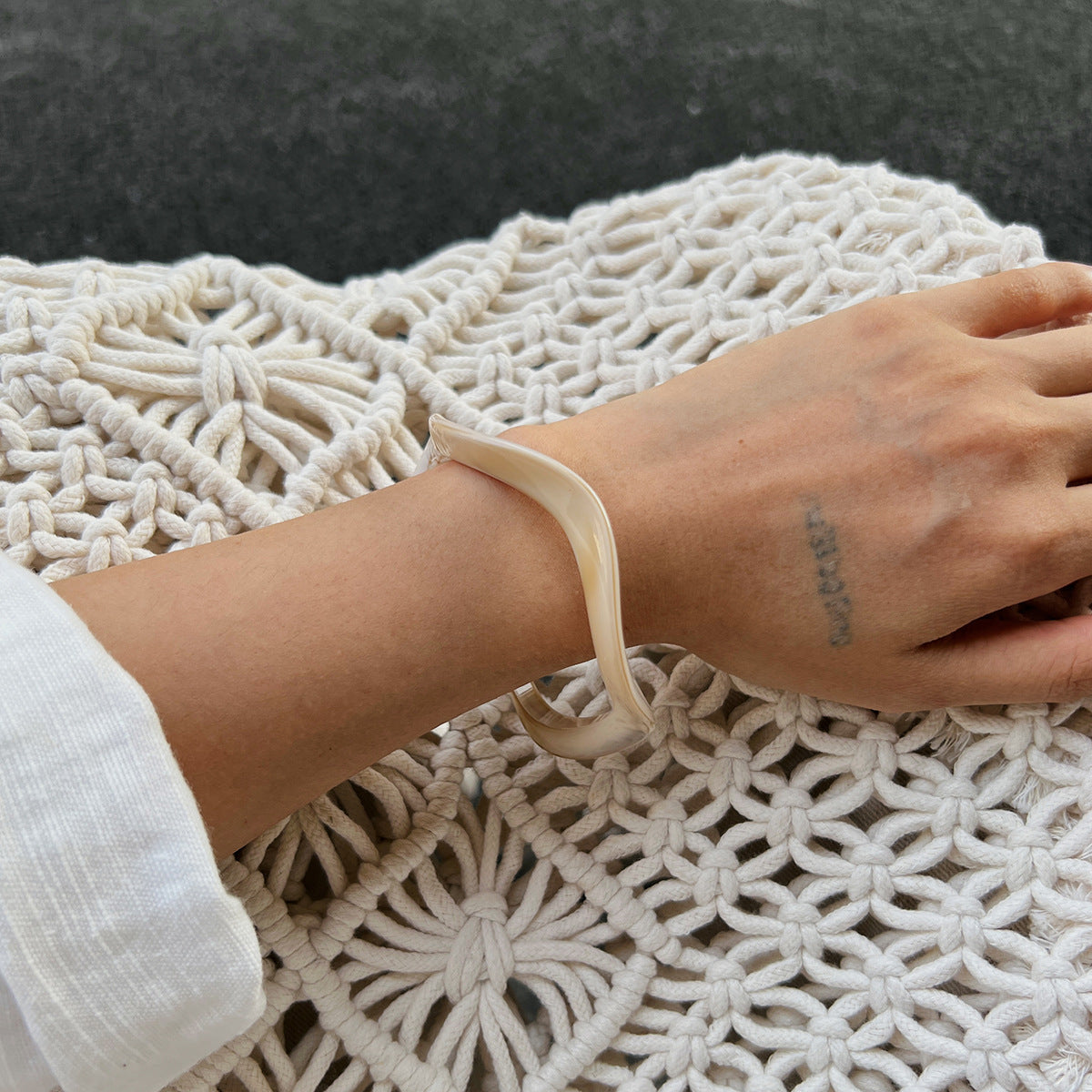 Bracciale da donna in acrilico geometrico a onde esagerate con elastico
