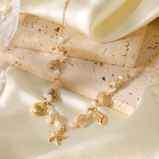 Collar con colgante minimalista de concha marina y estrella de mar en acero inoxidable con acabado galvanizado para mujer
