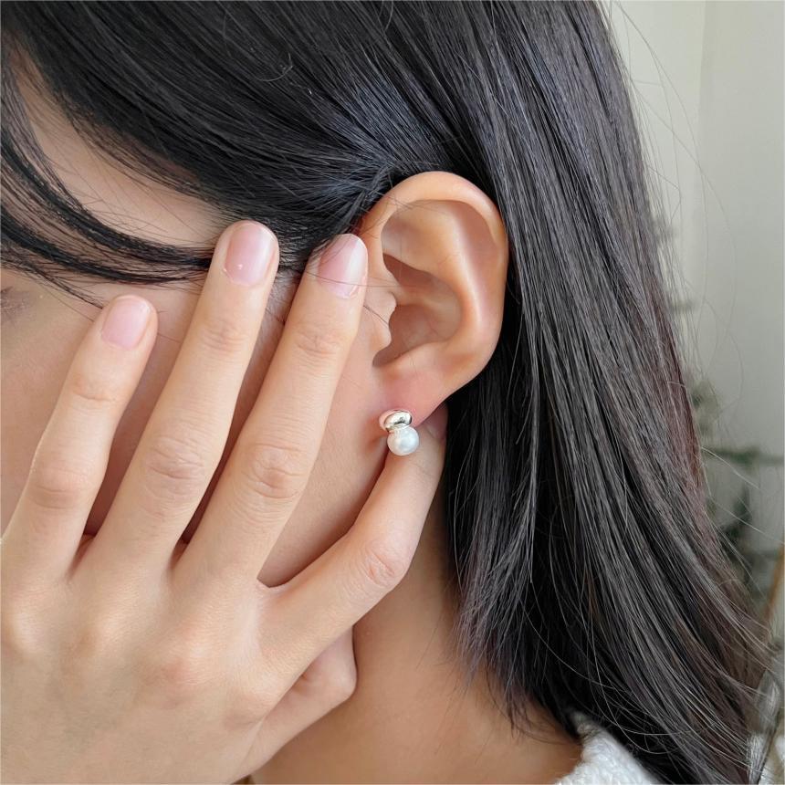 Pendientes Minimalistas Dulces de Plata Esterlina 925 Geométricos con Letras y Perlas de Concha Bañados en Oro