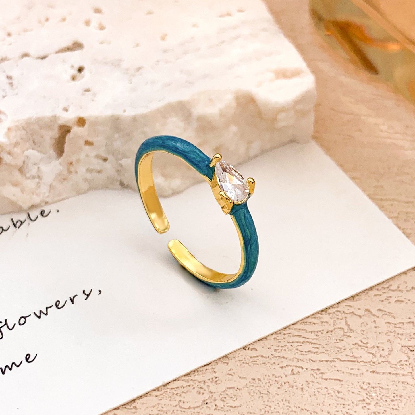 Anillo minimalista de aleación chapado en oro con circonita cúbica de lágrima dulce redonda ovalada con puntos geométricos para mujer