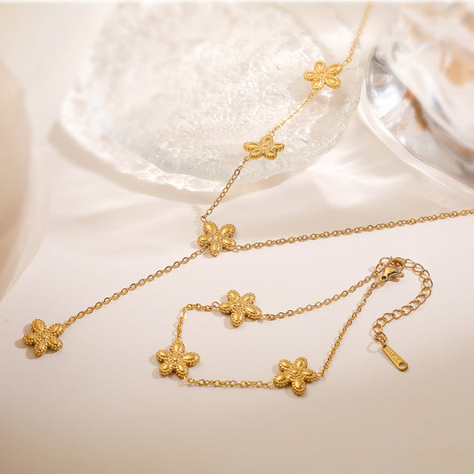 Elegante collar con colgante floral chapado en oro para mujer con cadena de acero inoxidable y diseño geométrico