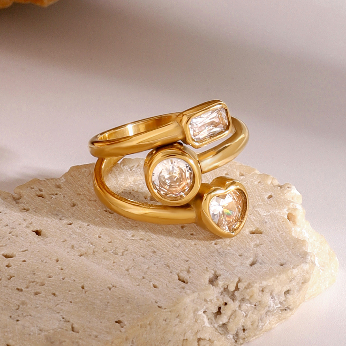 Fashionable Heart-Shaped Titanium Steel Ring with Zircon Inlay and Plated Finish for Women