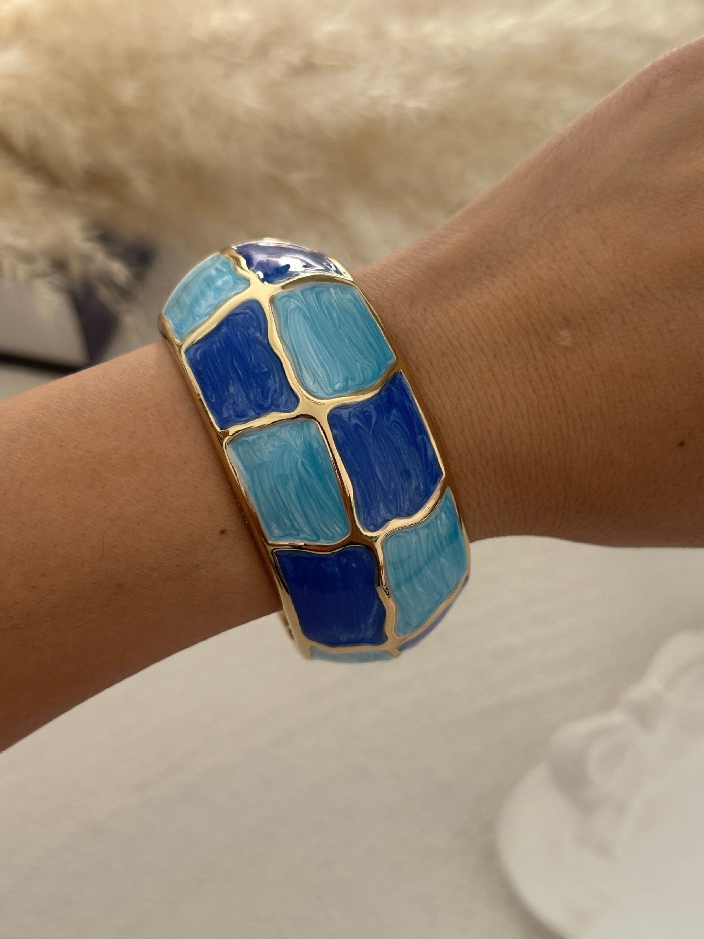 Bracciale rotondo in lega a scacchi geometrici con gocce d'olio colorate