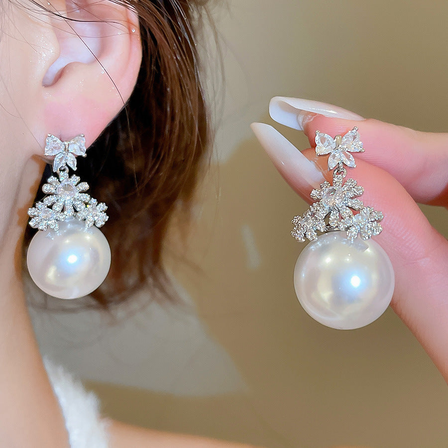 Orecchini da donna vintage eleganti a forma di stella geometrica con perle simulate e zirconi, perni in acciaio placcato