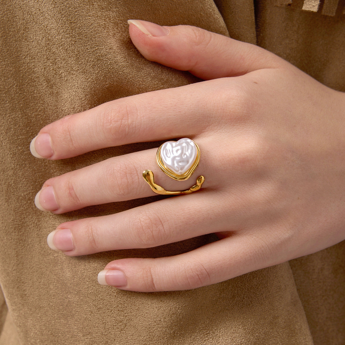 Elegante Anello in Acciaio al Titanio a Forma di Cuore con Finitura Placcata per Donna, Anello di Moda in Acciaio Inossidabile con un Fascino Lussuoso e Minimalista