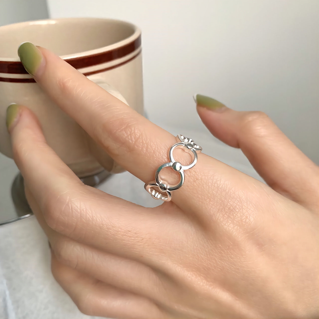 Anillo minimalista de plata de ley 925 con forma de onda para mujer, con diseño circular y acabado incrustado en plata