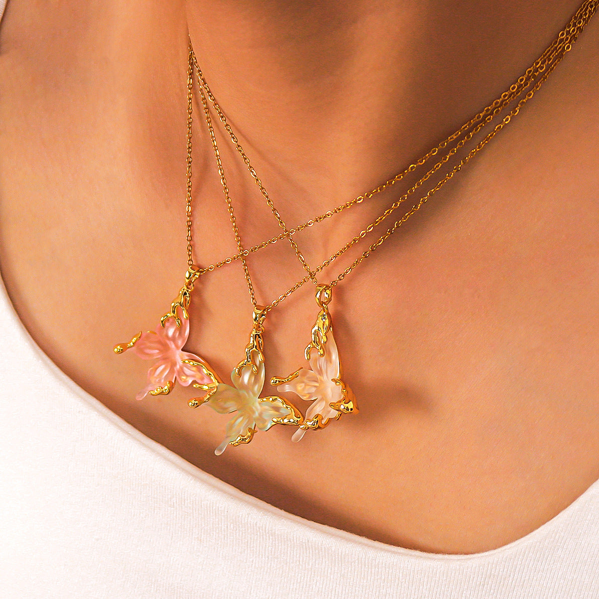 Collana pendente a farfalla minimalista in acciaio inossidabile con finitura placcata sottovuoto in oro 18 carati su catena a O per donna