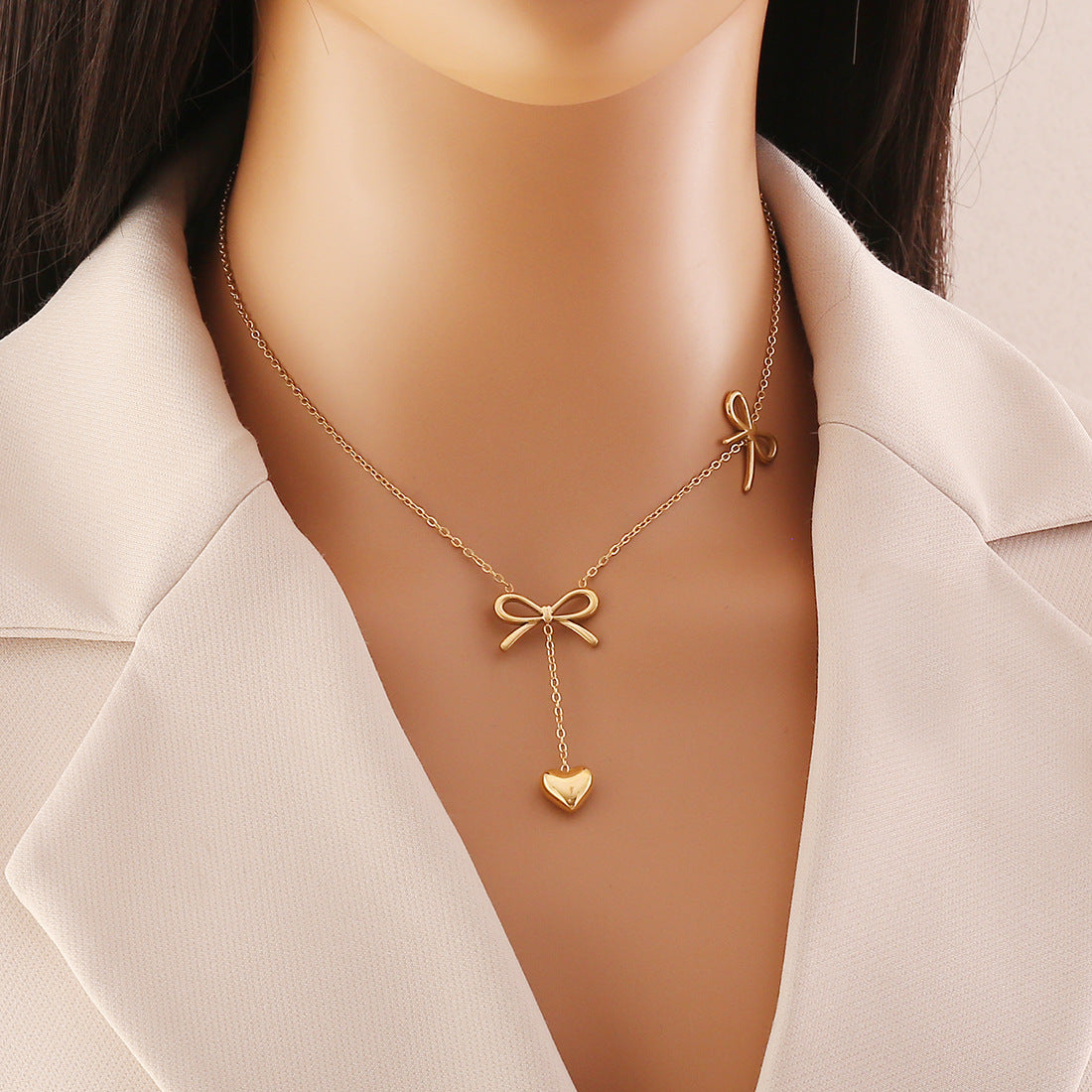 Collana con ciondolo a fiocco alla moda in acciaio inossidabile con nappe di perle su catena a O da donna