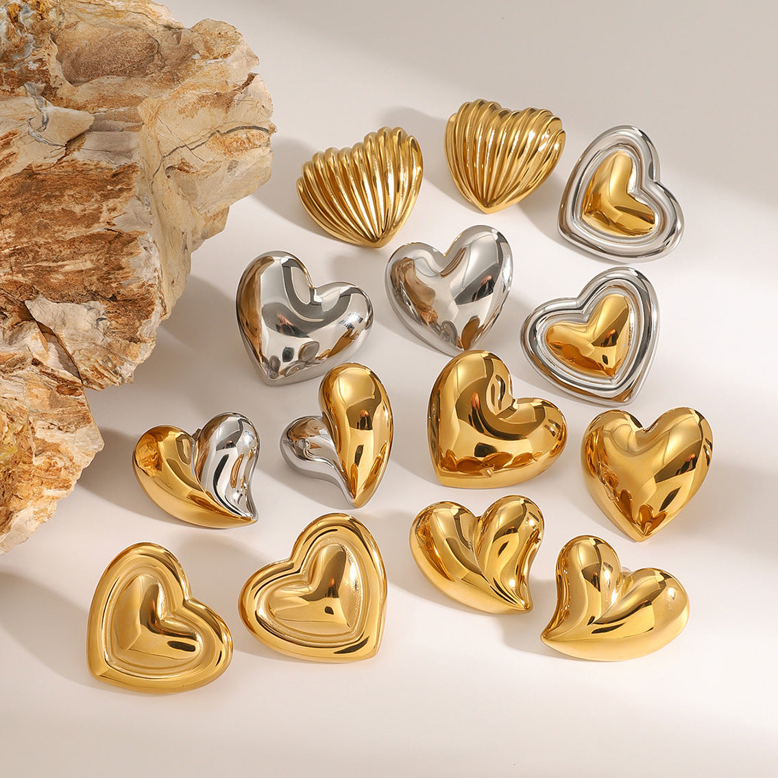 Pendientes de acero inoxidable minimalistas con forma de corazón y acabado chapado para mujer