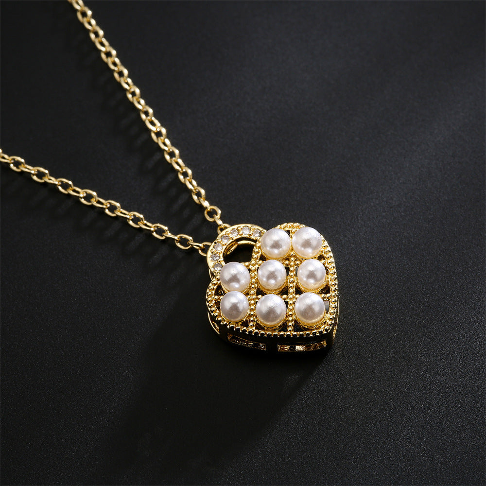 Collana con ciondolo a cuore vuoto minimalista in rame placcato oro 18K e intarsio di zirconi